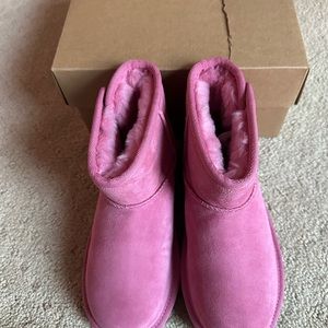 Brand New in Box UGG size 1 coral pink short button Jona boots